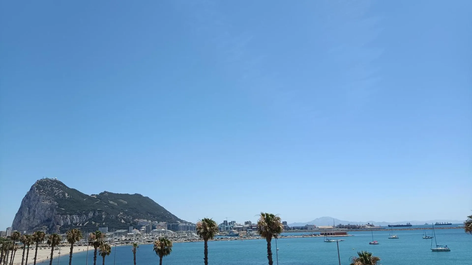 Apartamento Vistas A 3 Paises Y 2 Continentes 1º Linea De Playa A 5 Minutos De Gibraltar La Línea de la Concepción Habitación en casa particular